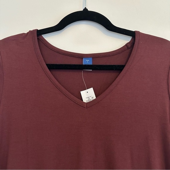 Old Navy Luxe V-Neck Everyday T-Shirt Burgundy Women’s small NWT - Picture 4 of 4